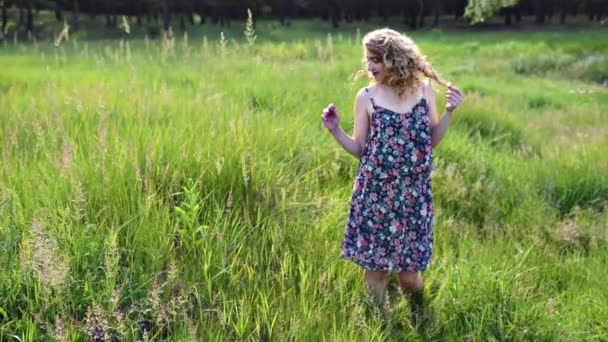 Femme en robe bleue dans le parc — Video