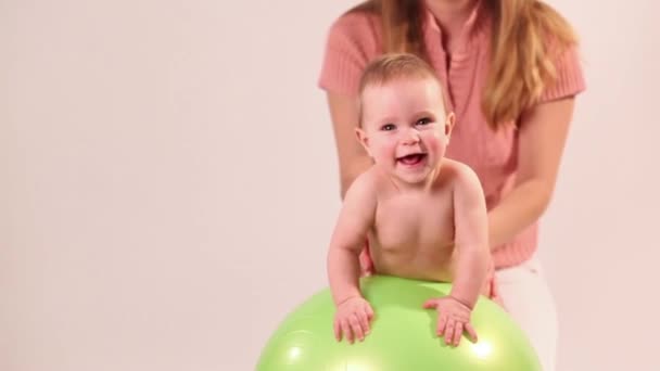 Vrouw spelen met babymeisje — Stockvideo