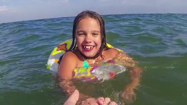 Brunette meisje zwemmen in water — Stockvideo