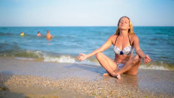 Mulher bonita na costa do mar — Vídeo de Stock