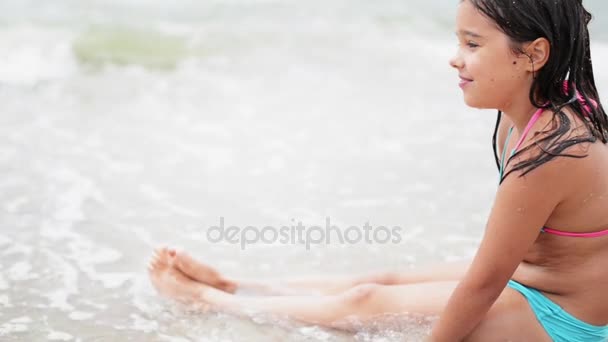 Little girl on sea coast — Stock Video