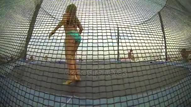 Menina morena salto — Vídeo de Stock