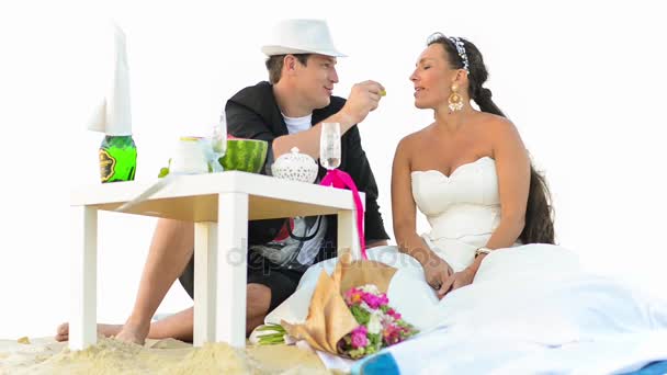 Hermosa pareja de boda — Vídeos de Stock