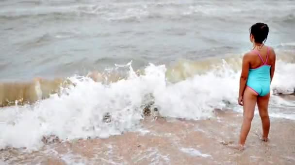 Niña en la costa del mar — Vídeo de stock