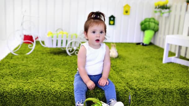 Девушка играет на зеленой траве — стоковое видео