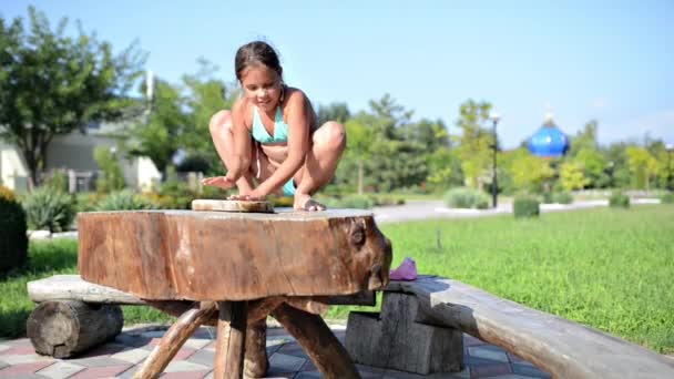 木製のテーブルの女の子 — ストック動画