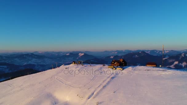 Invierno montañas de los Cárpatos en la puesta del sol — Vídeo de stock