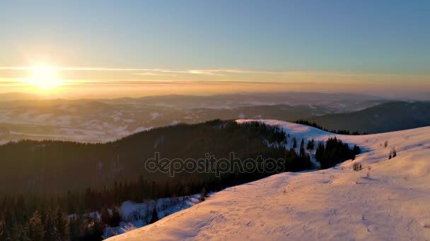 Montagnes carpates au coucher du soleil — Video