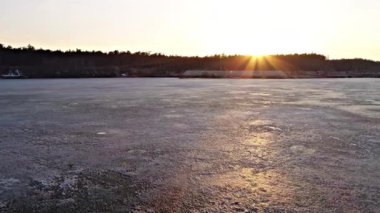 Günbatımı nehirde yukarıda uçan