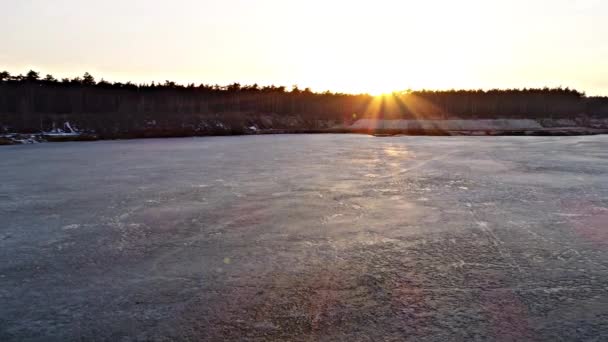 Bei Sonnenuntergang über dem Fluss fliegen — Stockvideo