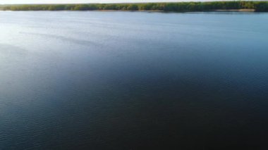 Nehir ve ağaçlar üzerinde uçan