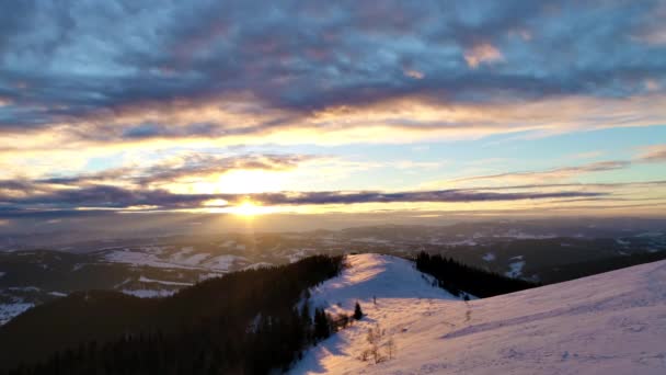 Bellas montañas carpáticas en la puesta del sol — Vídeo de stock