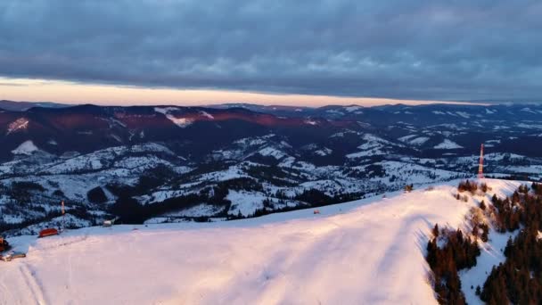 Belíssimas montanhas carpáticas ao pôr do sol — Vídeo de Stock