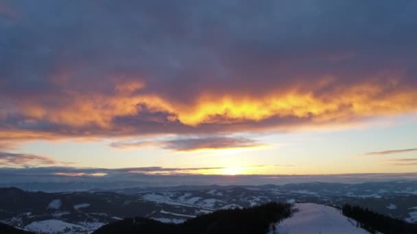 Bellissime montagne carpatiche al tramonto — Video Stock