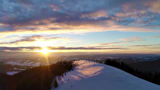 Superbes montagnes carpates au coucher du soleil — Video