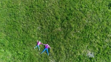 Çimlere yatan kızlar