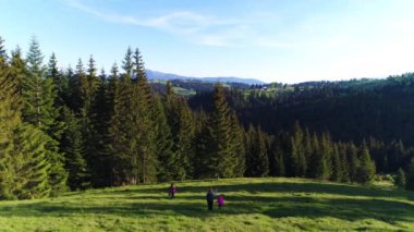 Çayır yürüyüş aile