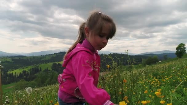 Mädchen reißt Blumen — Stockvideo