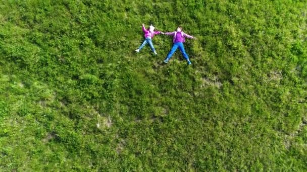 Mädchen liegen im Gras — Stockvideo