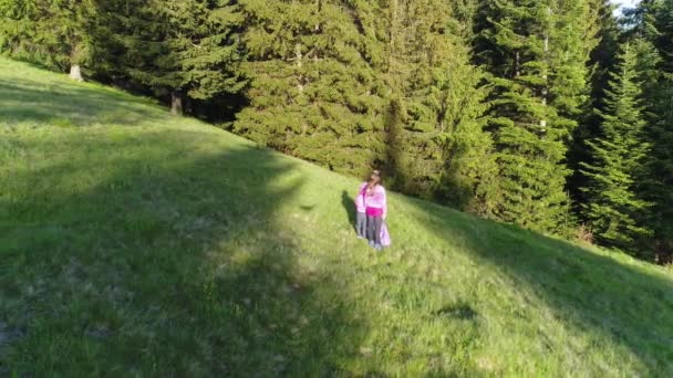 Ragazze in piedi vicino alla foresta — Video Stock