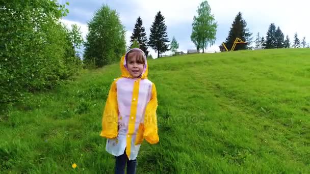 Menina jovem em capa de chuva — Vídeo de Stock