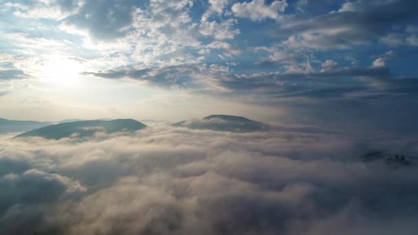 Mooie wolken boven de bergen — Stockvideo