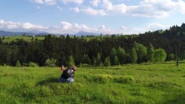 Anne kızı fotoğrafı yaptırıyor