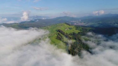 Bulutlu Gök Altındaki Dağ Köyü 