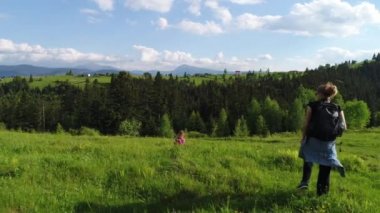 Anne kızı fotoğrafı yaptırıyor