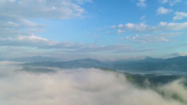 Hermosas nubes sobre montañas — Vídeos de Stock