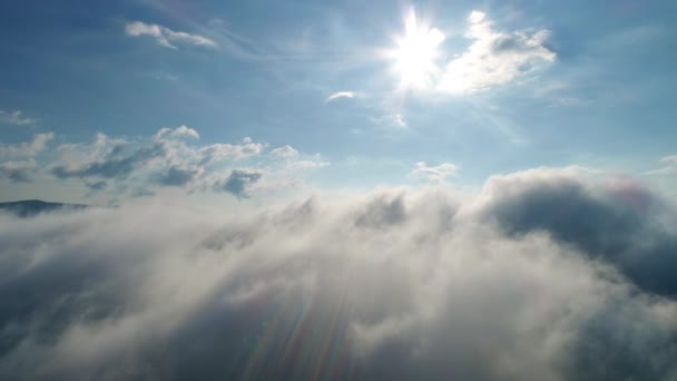 Dağların üzerinden güzel bulutlar — Stok video