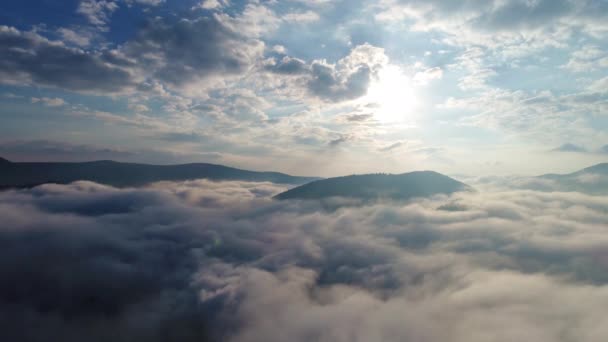 Lindas nuvens sobre montanhas — Vídeo de Stock