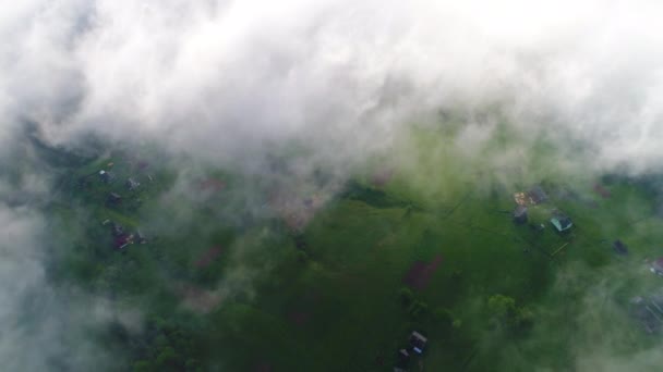 Villaggio di montagna sotto il cielo nuvoloso — Video Stock