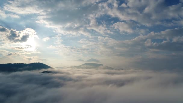 Mooie wolken boven de bergen — Stockvideo