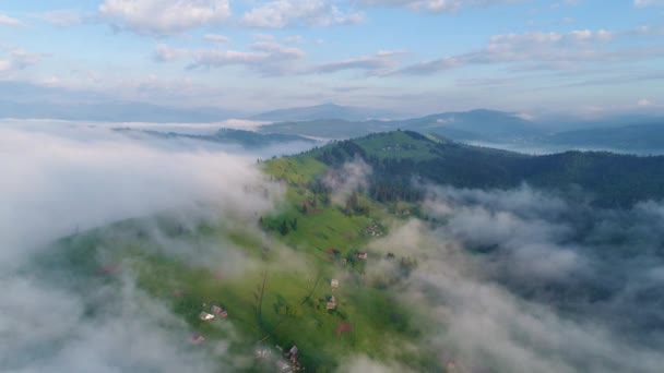 曇りの空の下で山の村 — ストック動画