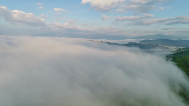 Hermosas nubes sobre montañas — Vídeos de Stock