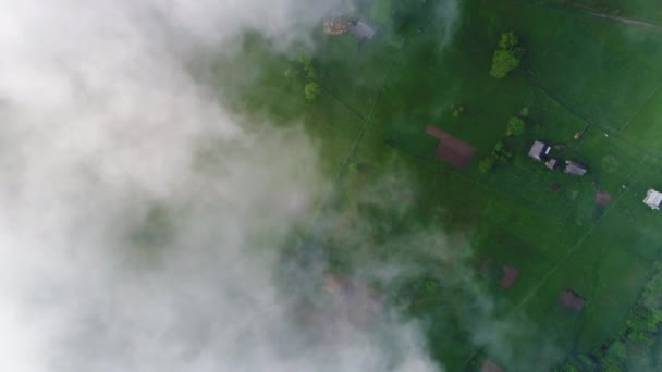 Горная деревня под облачным небом — стоковое видео