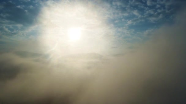 Прекрасные облака над горами — стоковое видео