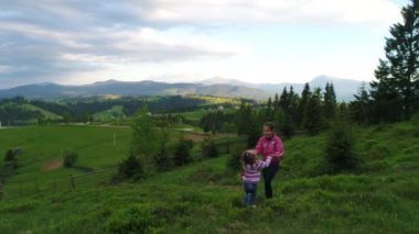 Kızlar yeşil Mera Çal