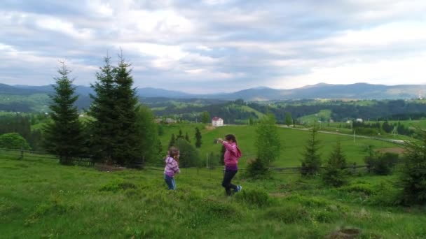 Chicas saltando en verde prado — Vídeo de stock