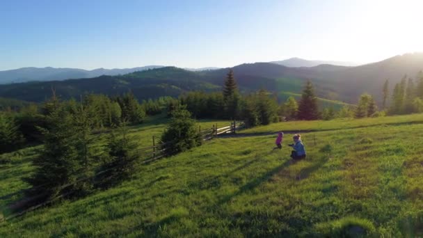 Жінка сфотографує дівчину — стокове відео