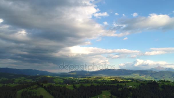 Montañas bajo nubes grises — Vídeo de stock