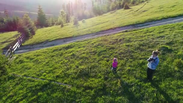 Mulher tirar foto de menina — Vídeo de Stock