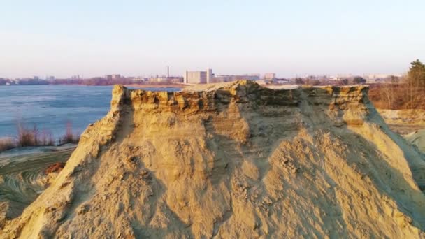 Pozzo di sabbia vicino foresta verde — Video Stock