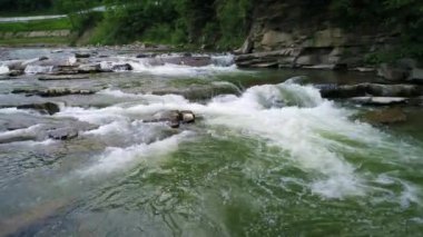 Karpat Dağlarında Şelale