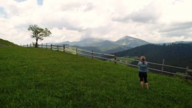 Yeşil Yaz çayır kadında