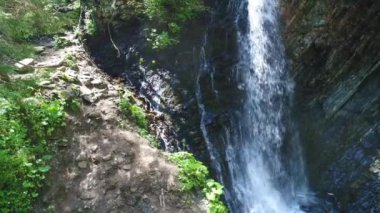 Karpat Dağlarında Şelale