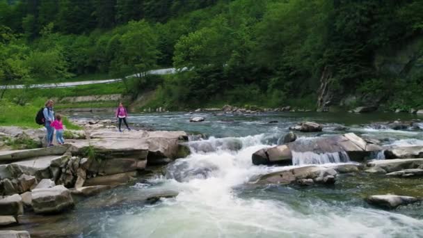 아름 다운 흐르는 물 근처 사람들 — 비디오