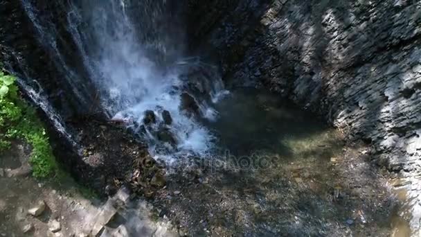 Wasserfall in den Karpaten — Stockvideo