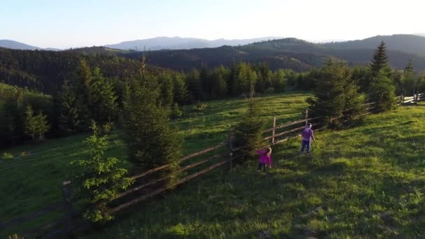 Filles courir à prairie verte — Video